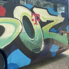 IMG_9315 Bus wird auf einem Firmenevent mit Graffiti besprüht