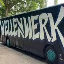 IMG_9444 Graffiti-Logo der Firma auf einem Bus während des Firmenevents