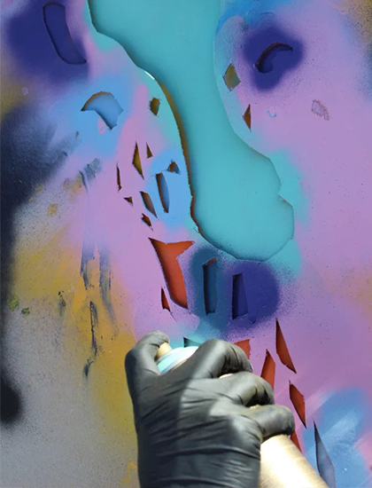 Graffiti mit Schablone sprayen auf Leinwand