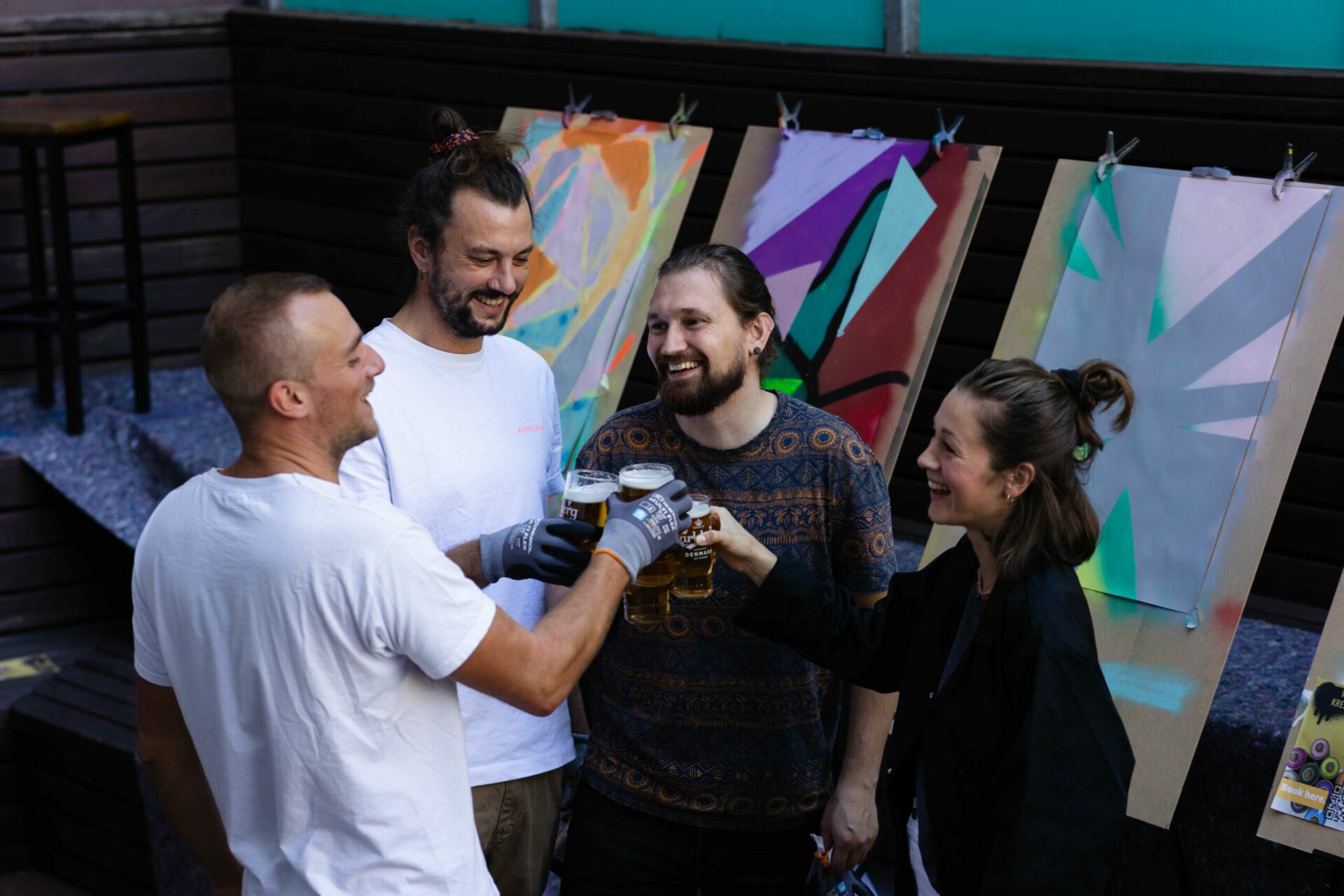 Gruppe beim Teambuilding in Hamburg mit Graffiti Leinwand