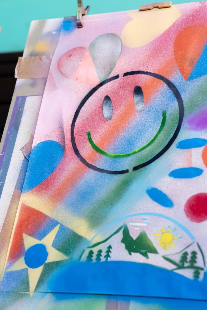 Graffiti Spray auf Leinwand mit Schablone